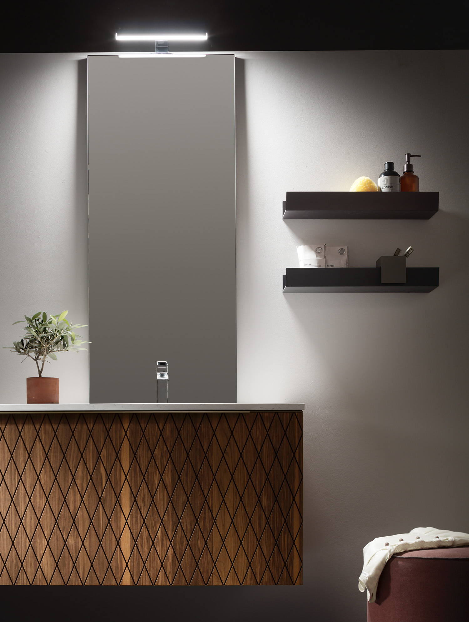 illuminazione specchio bagno con faretto