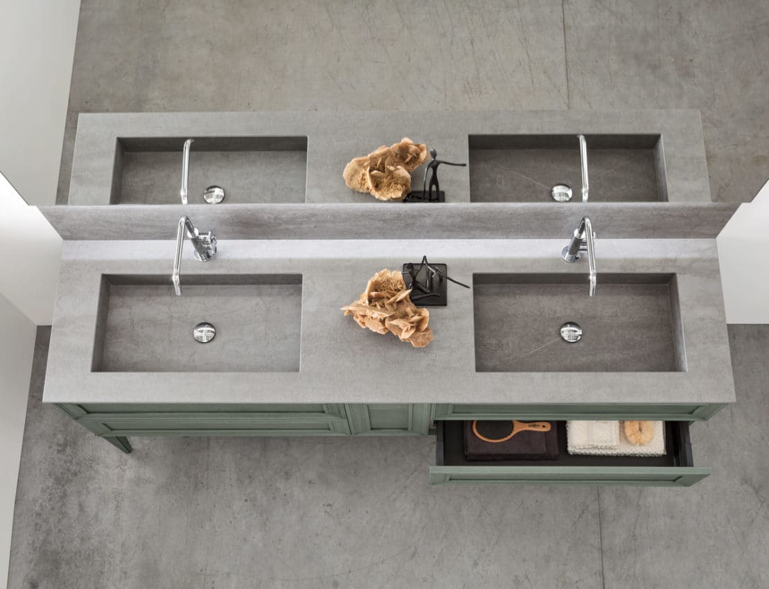 Bagno con doppio lavabo: composizione Arcom con mobile sospeso e specchio condiviso. Lavabo effetto pietra grigia  