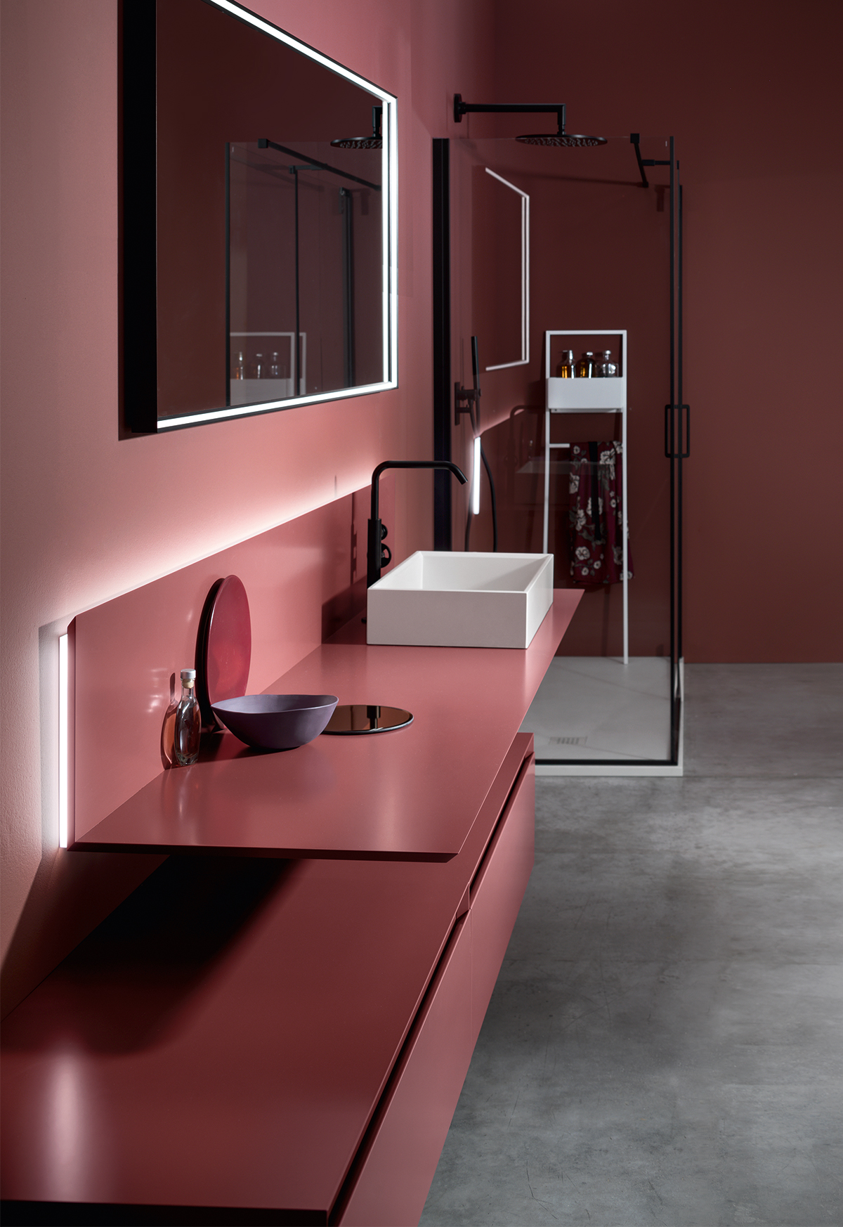 box doccia con profili neri minimal e arredo color rosa