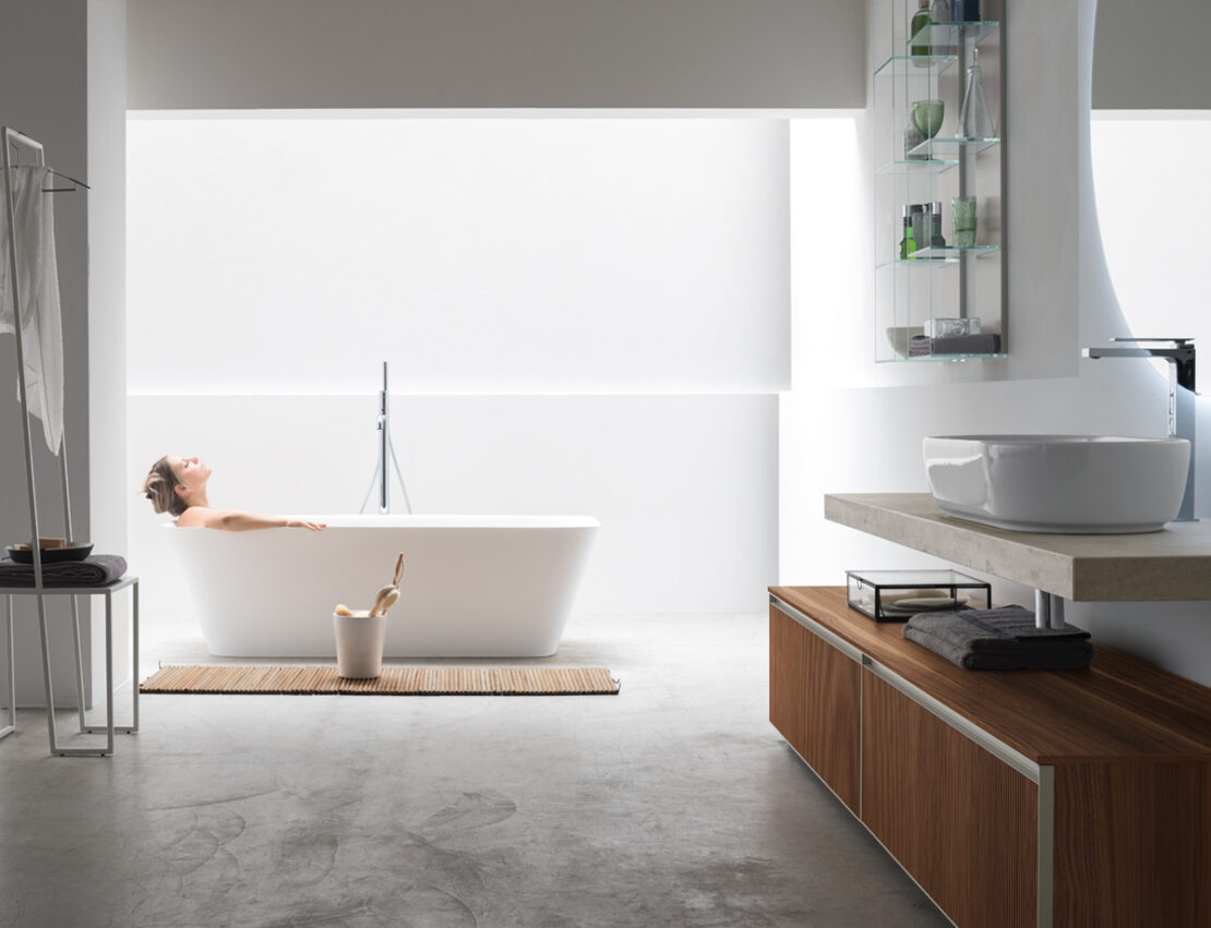 Bagno come una spa con arredi in legno e atmosfera rilassante