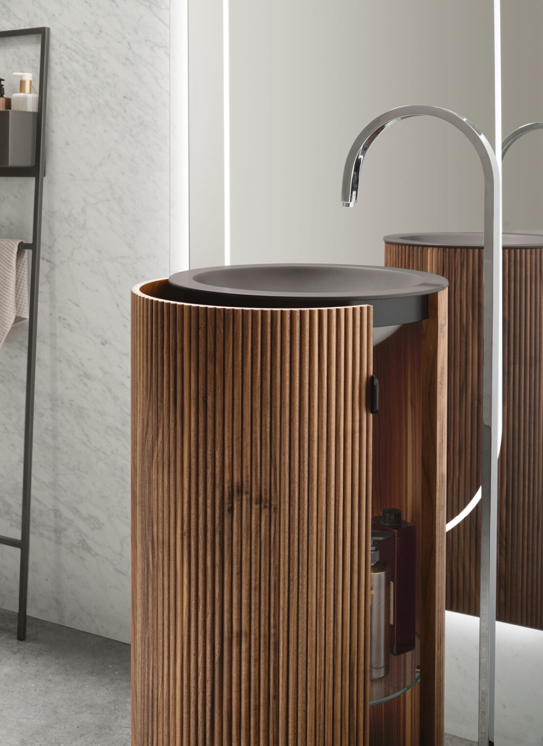 lavabo freestanding contemporaneo in noce con finitura millerighe