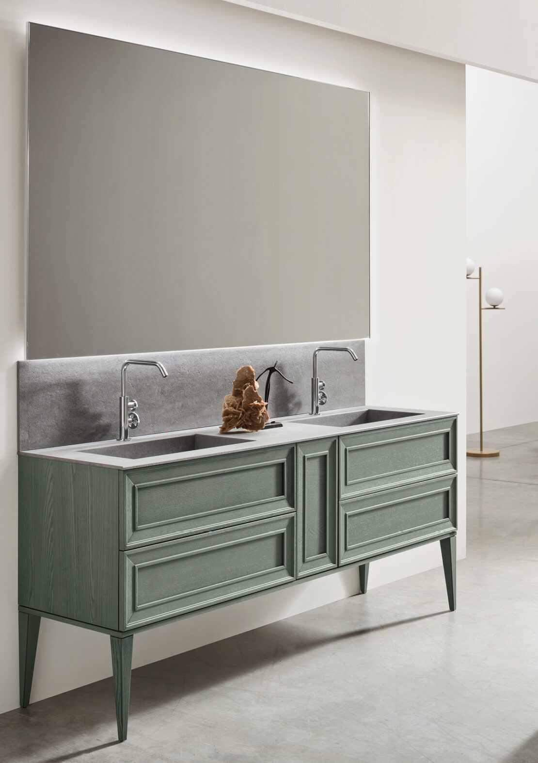 mobile a terra con doppio lavabo. Anta verde salvia con cornice 