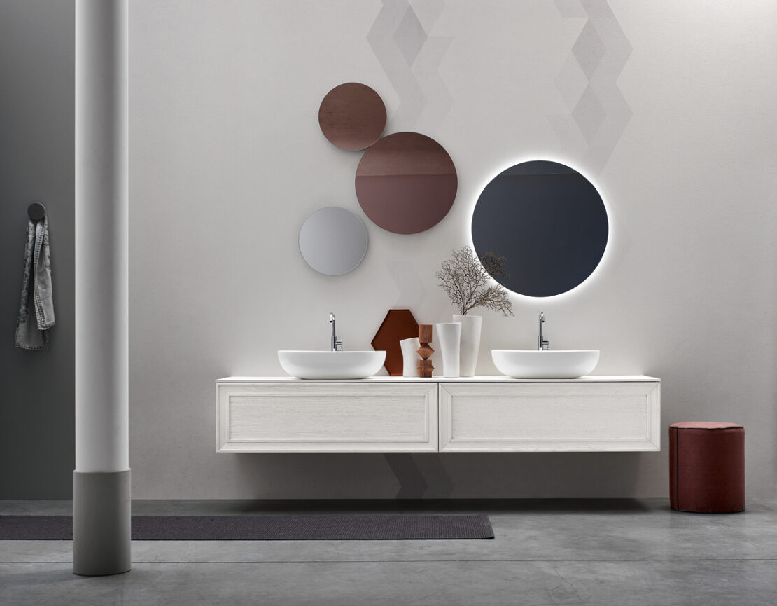 mobile bagno in frassino Bianco con doppio lavabo in appoggio bianco. Mobile stile classico - moderno, anta con cornice collezione opera