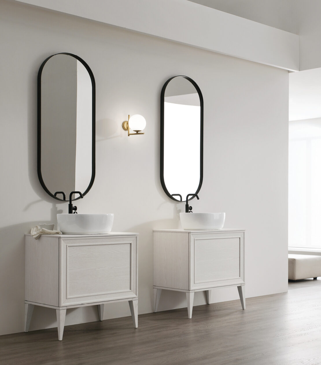 mobile classico moderno con doppio lavabo in appoggio bianco. Mobile in frassino bianco con piedini svasati.