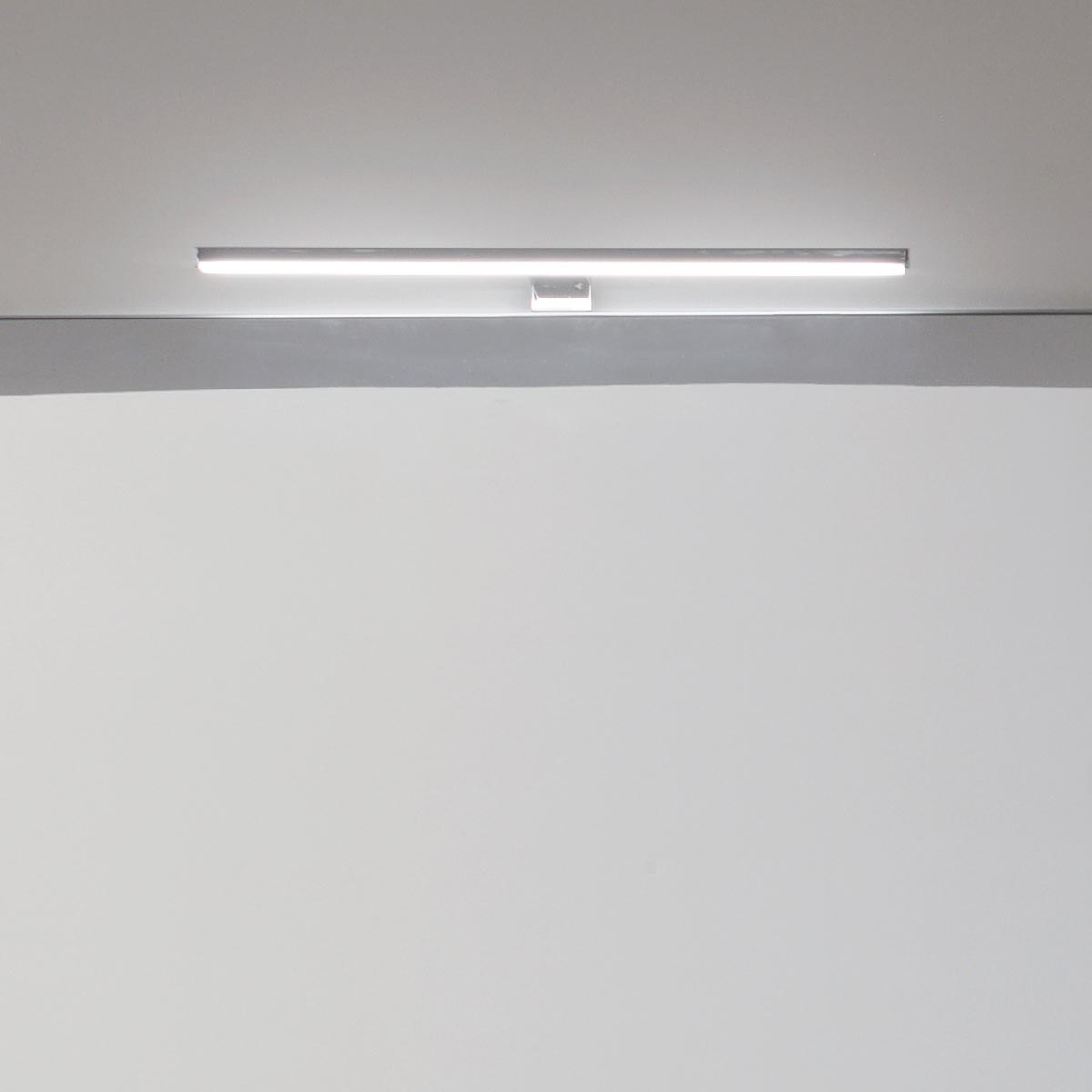 faretto lineare Nite Arcom sopra profilo superiore specchio