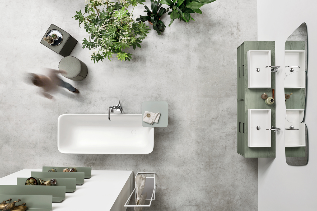 vista zenitale stanza da bagno con vasca a libera installazione centrale e arredo verde