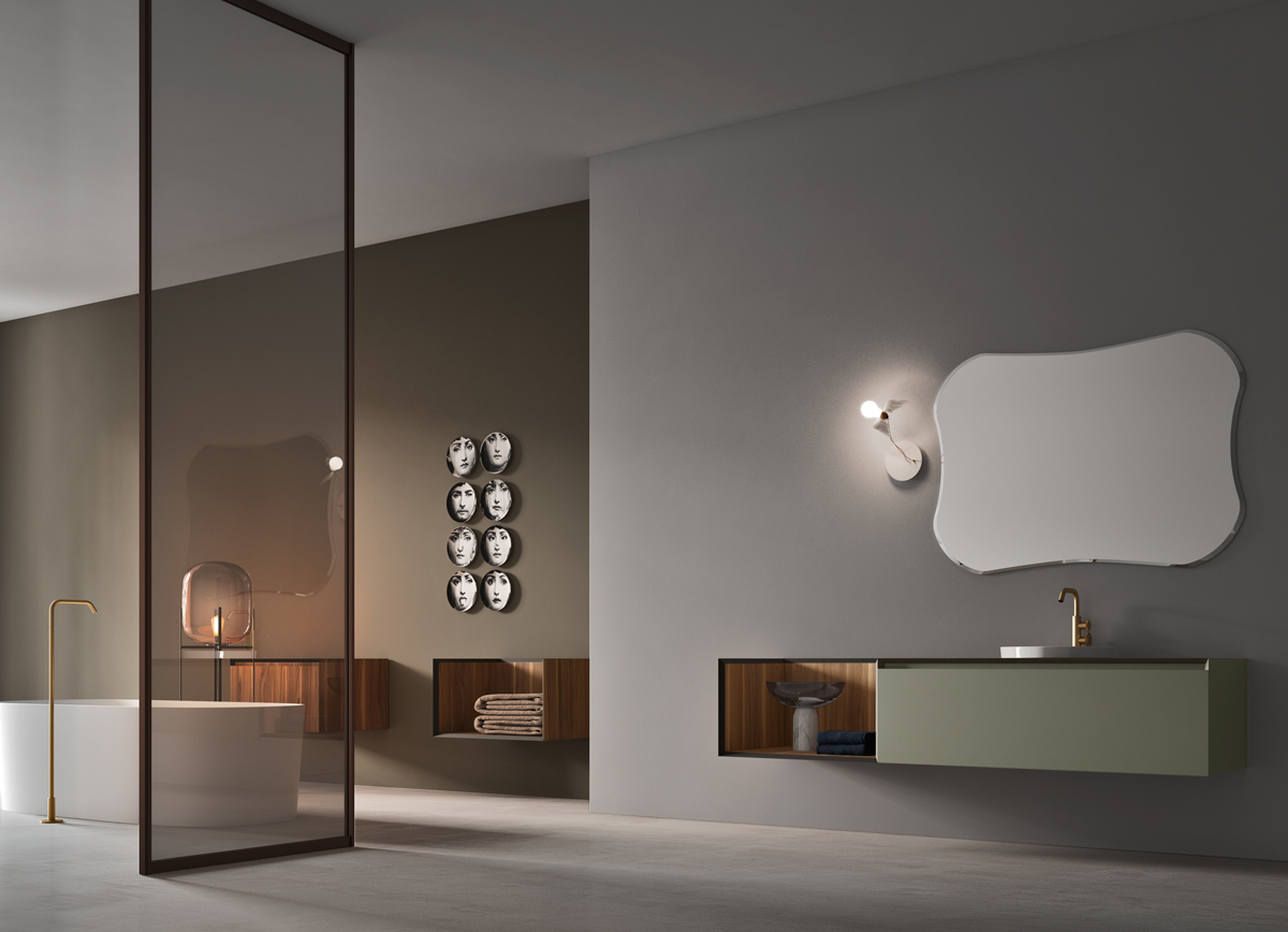 vasca da bagno freestanding affiancata a parete in vetro