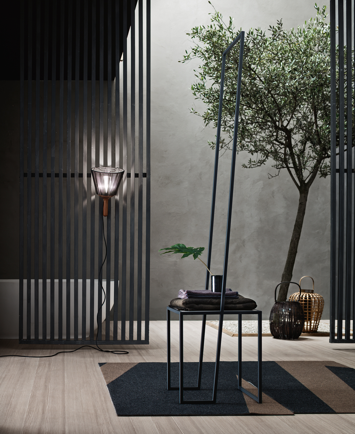 vasca freestanding bagno stile urban con parete metallica