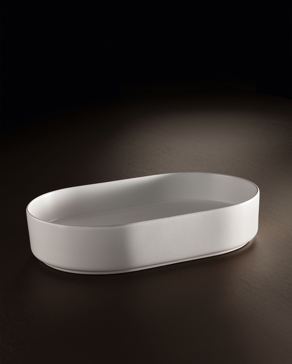 lavabo in appoggio in ceramica bianca forme arrotondate