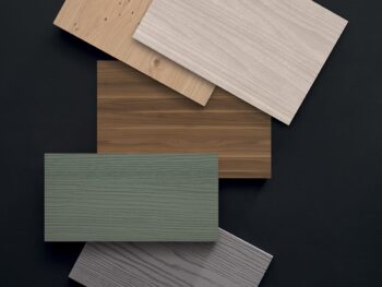 dettaglio arredamento bagno in legno noce con venature