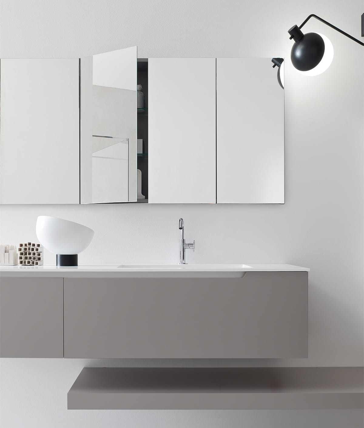 moderna specchiera contenitore