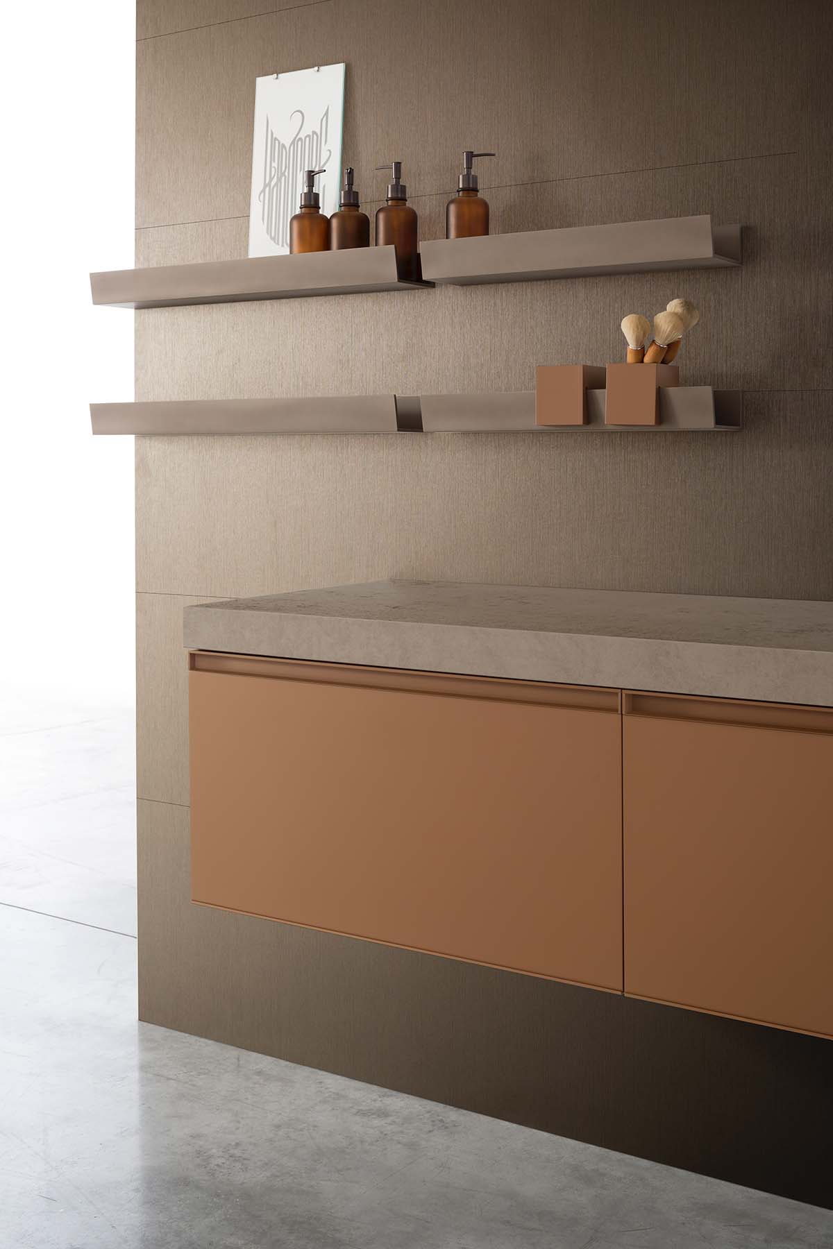arredo bagno collezione Rail con maniglia a gola in finitura Laccato Cotto Opaco