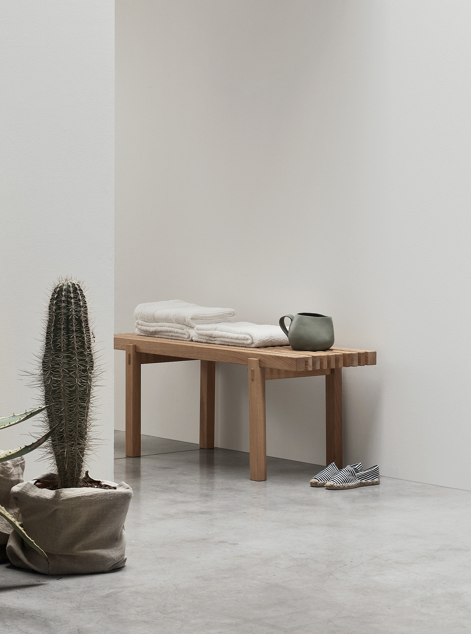 panchetta in legno stile scandivano con morbidi asciugamani per arredare bagno stile spa 