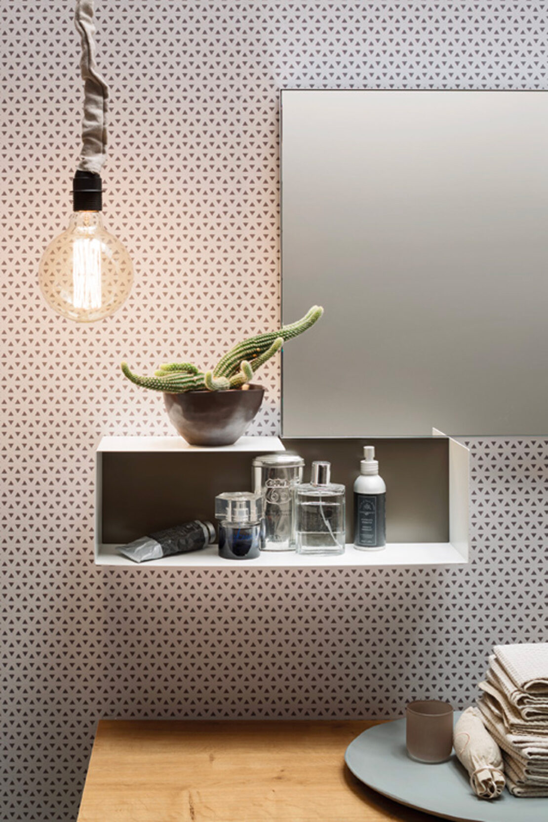 Pianta e oggetti decorativi bagno piccolo