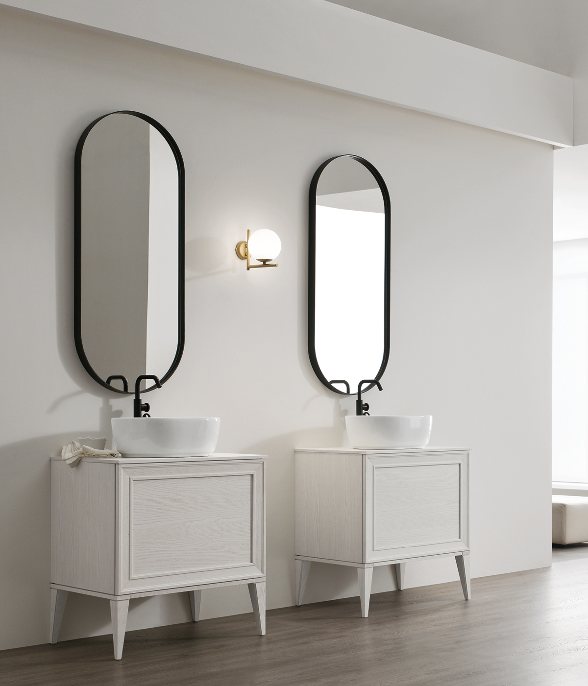 specchio bagno con cornice nera