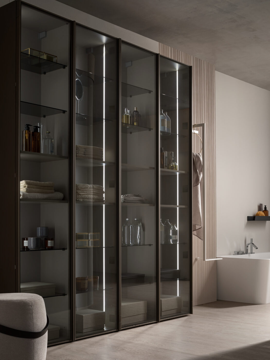 arredo bagno moderno elegante in vetro fume