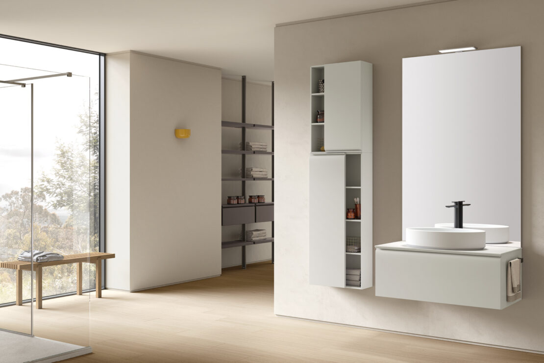 bagno elegante con arredi bianchi 