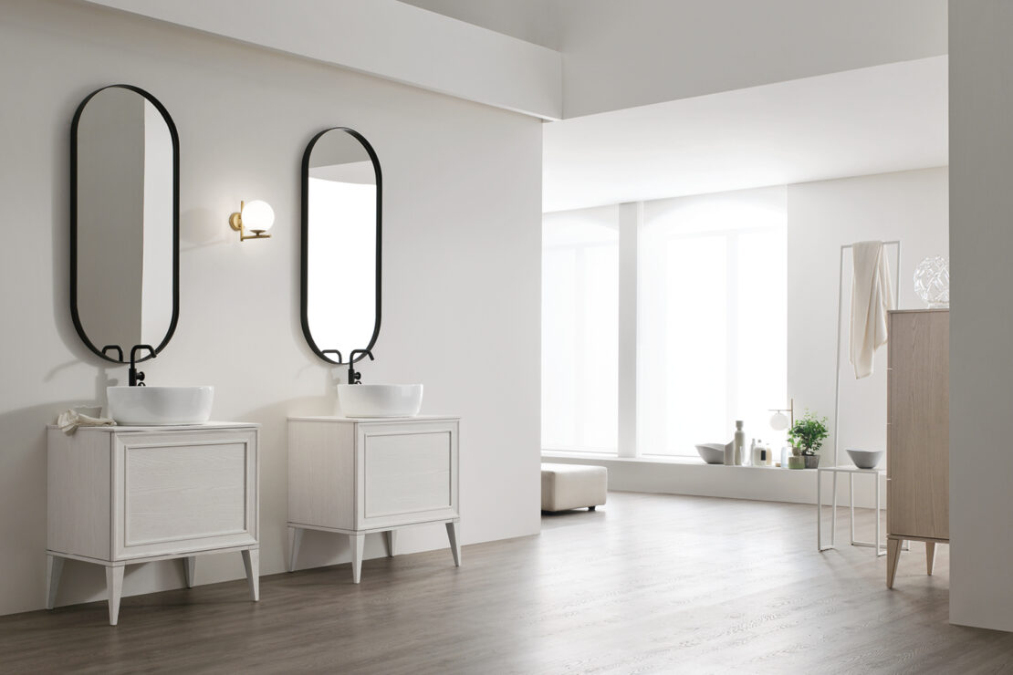 bagno elegante classico bianco con dettagli neri cornice specchio