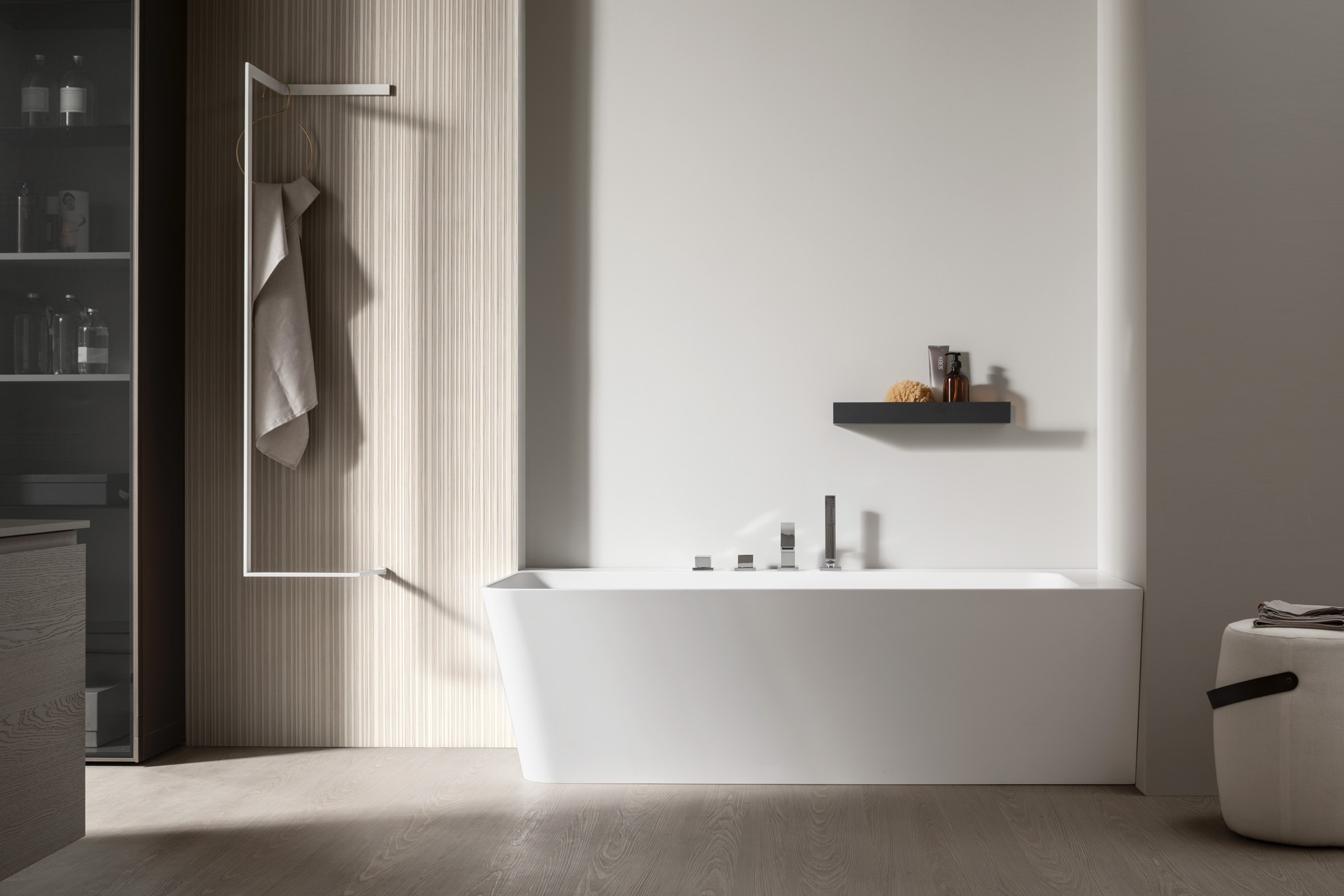rivestimento parete con boiserie in legno lavorata accanto a vasca da bagno Eden