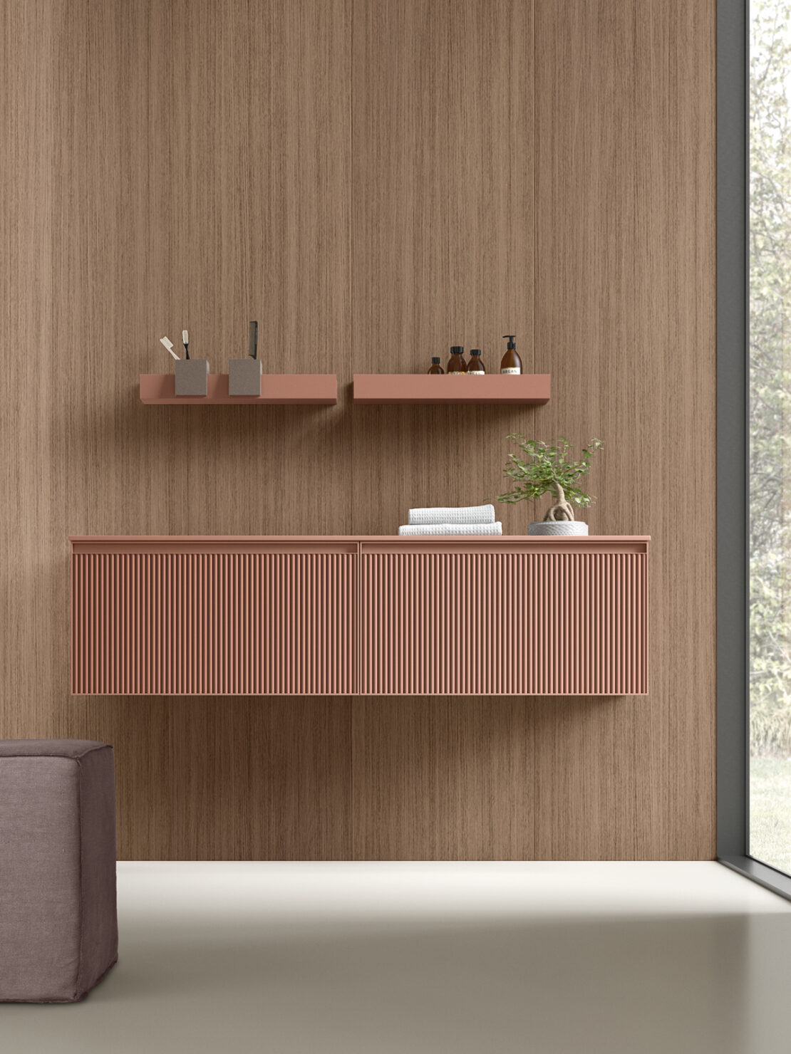 Idee antibagno con mobile sospeso rosa in finitura millerighe e mensole in metallo