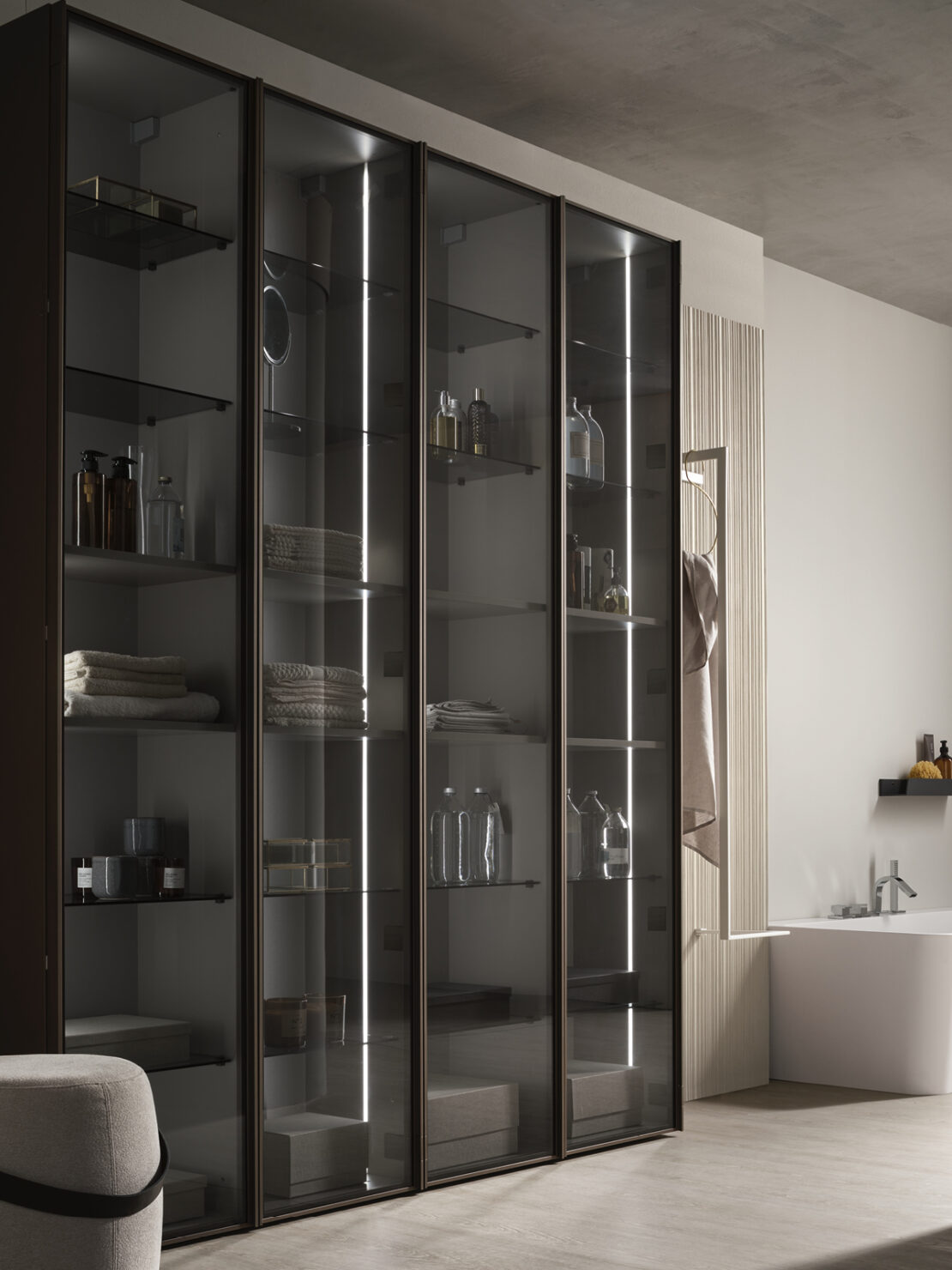 Idee per arredare antibagno elegante con colonne a terra in vetro fume