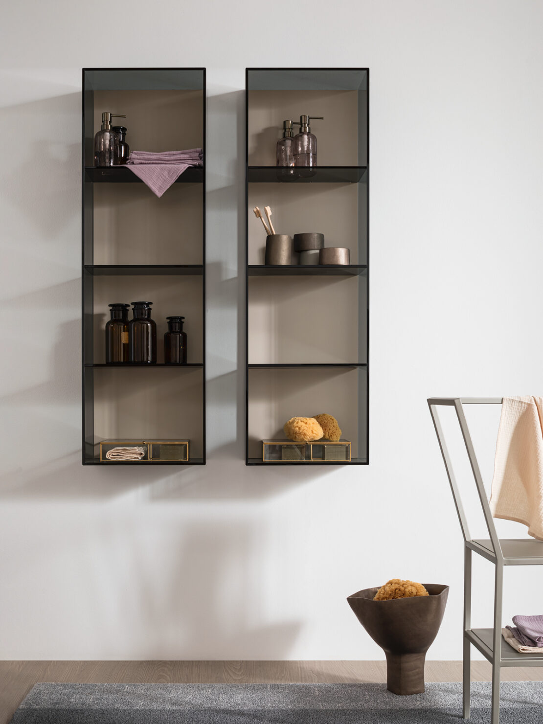 Idee per arredare antibagno elegante con colonne aperte a parete in vetro fume