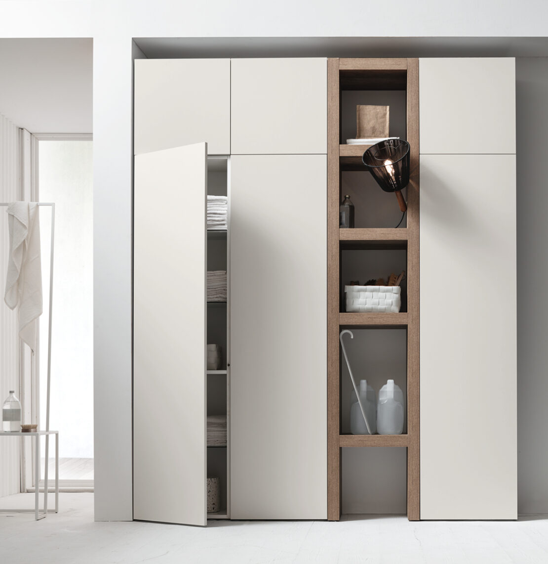 Idee per arredare disimpegno con armadio grigio chiaro e modulo a giorno con ripiani effetto legno