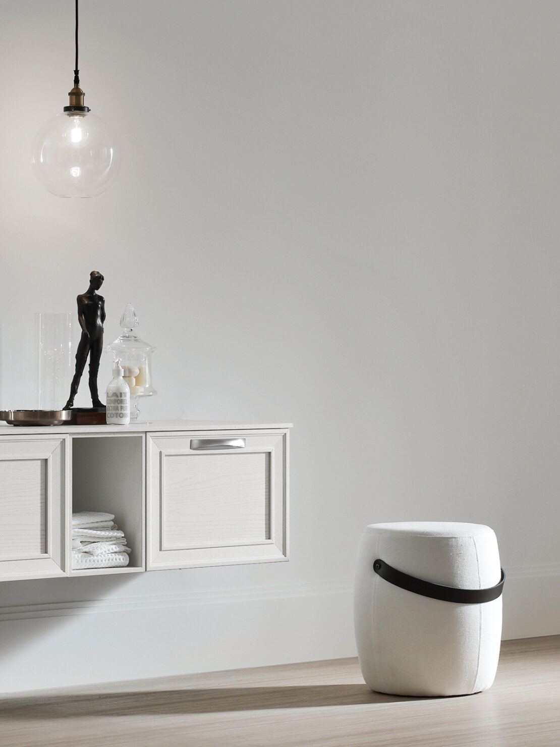 Idee per arredare l’antibagno con pouf in tessuto bianco