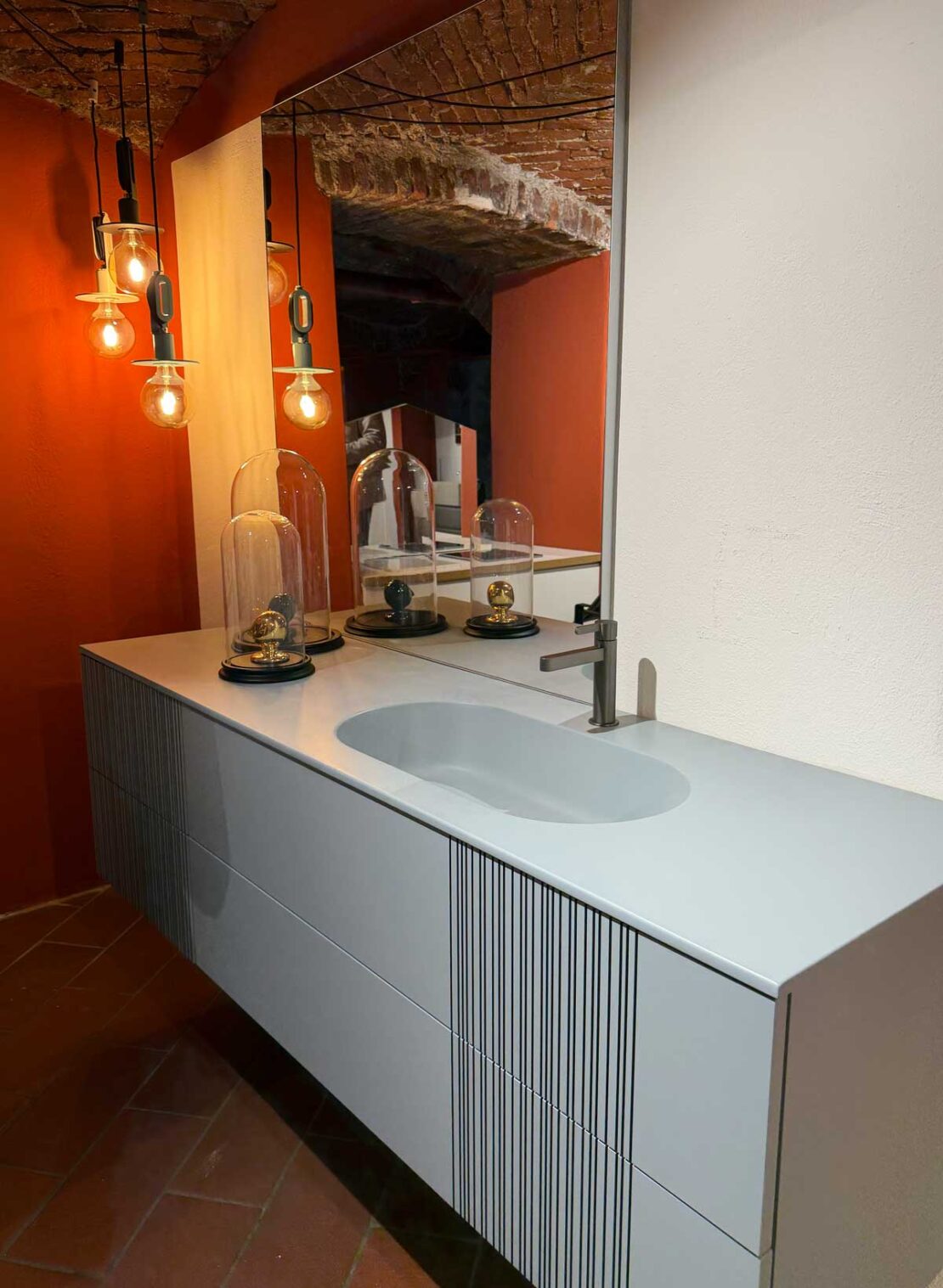 bagno azzurro toanalità polverosa tendenze bagno 2026 con decorazione riga