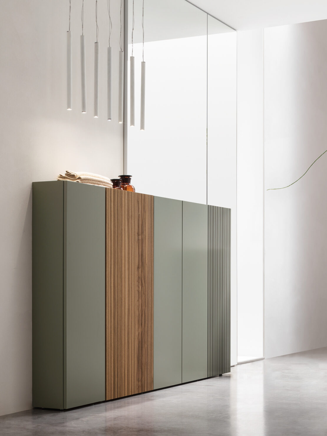 idee antibagno con mobile a profondità ridotta con ante verde salvia e legno noce