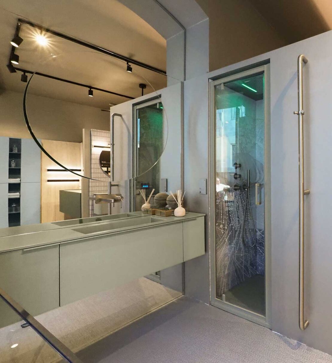 tendenze-bagno-2026-arcom-colori-bagno-verde-desaturato Argilla in tinta con profili doccia