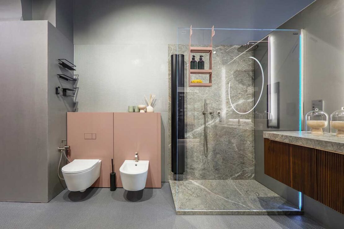 tendenze bagno 2026 arcom mobili bagno rosa cipria e effetto pietra