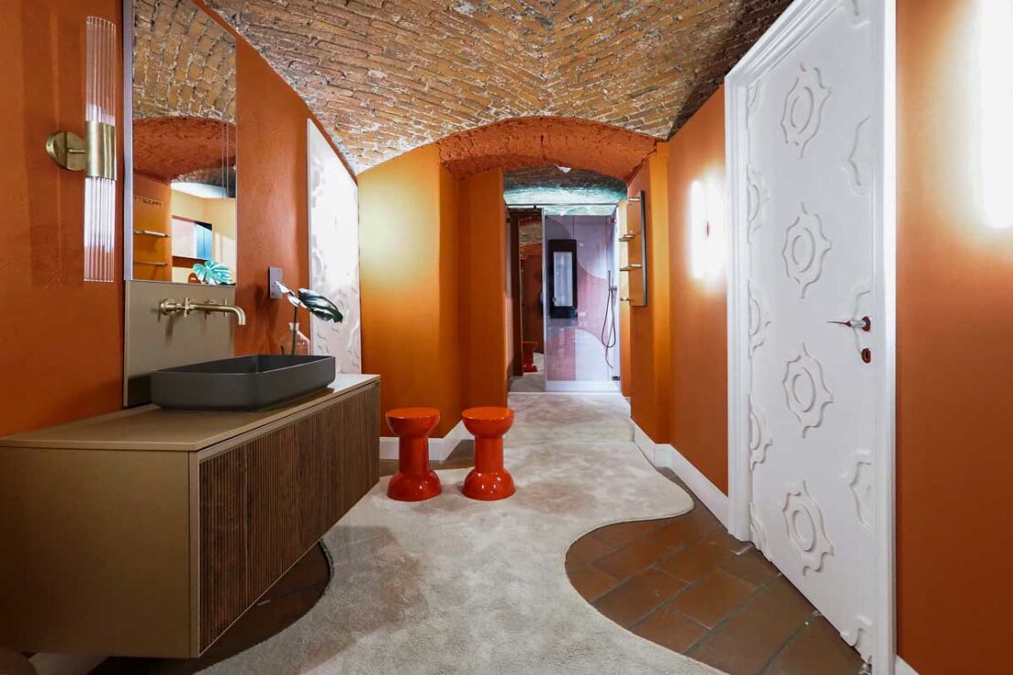 tendenze bagno 2026 mobili effetto tattile e finitura metallizzata